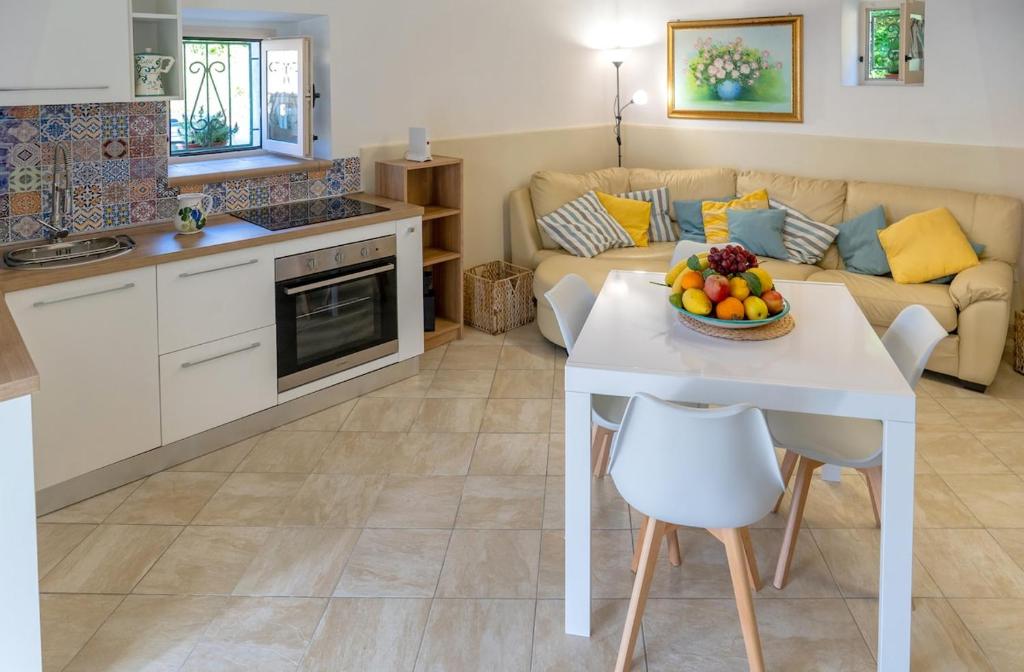 Sweet Rose Studio Apartment with Garden - 3