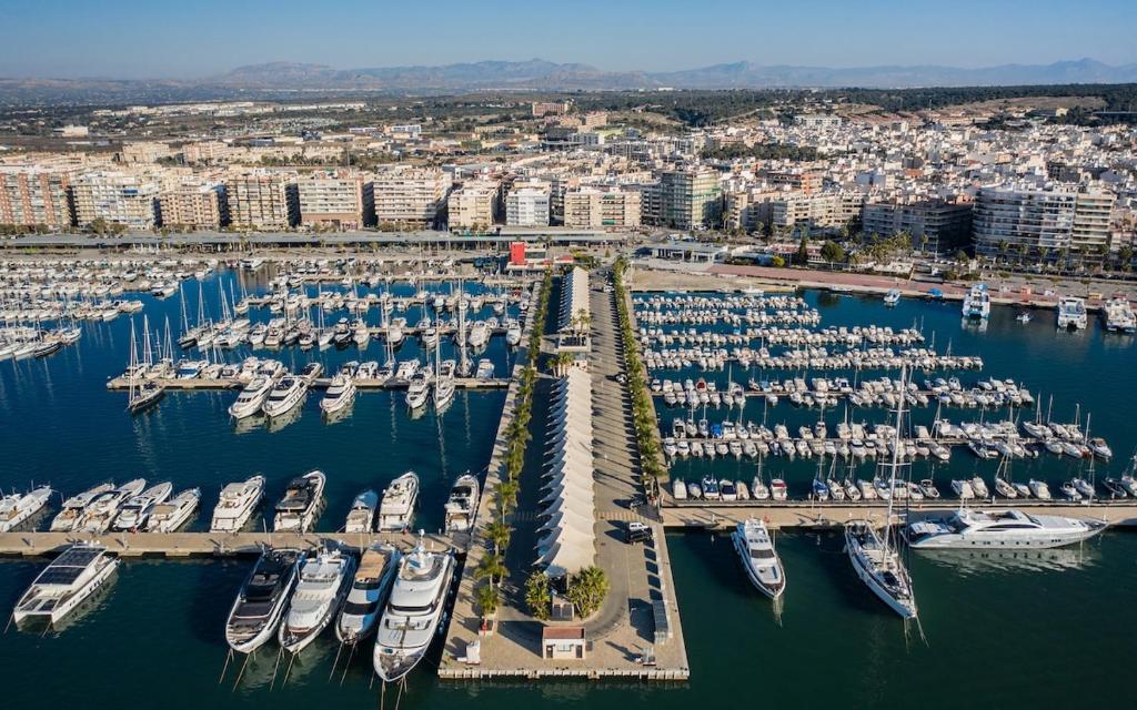 Downtown harborfront accommodation - 2