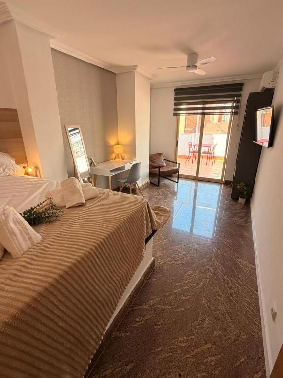 Balcony room with AC near Alicante center - 1