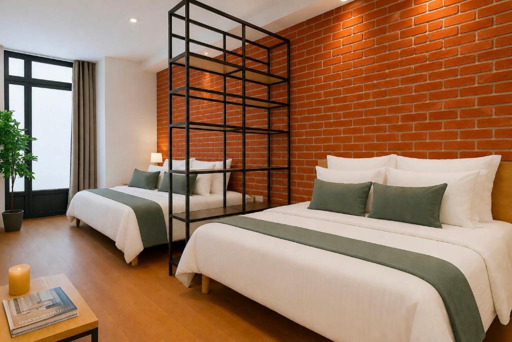 Premium 2BR Apartment with Lift Access - Central Paris - 3