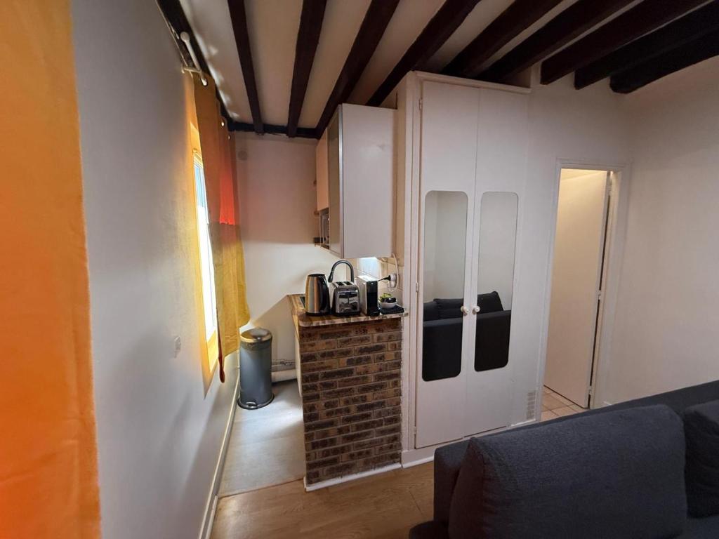 Classic Studio Retreat in Le Marais with Netflix - 3