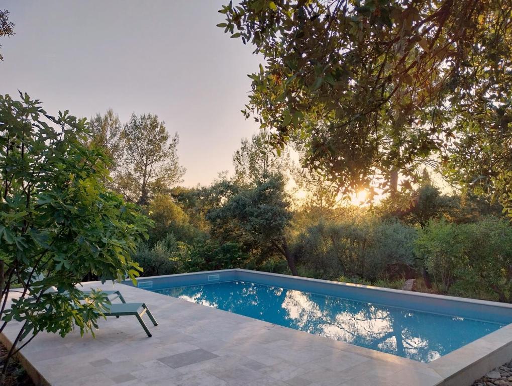 Idéale pour couple - Maison en Provence avec piscine et grand terrain - 3