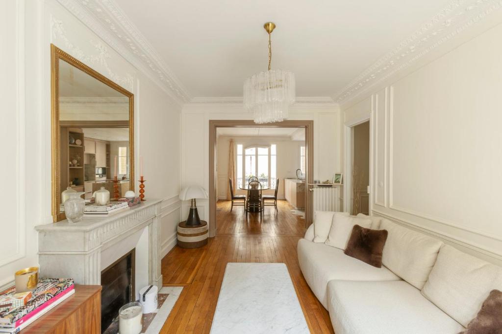 Luxury Haussmannian Escape with King Bed in Paris 16 - 2