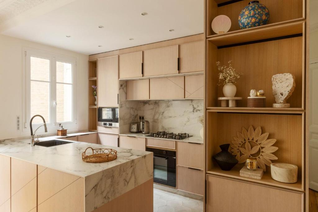 Luxury Haussmannian Escape with King Bed in Paris 16 - 5