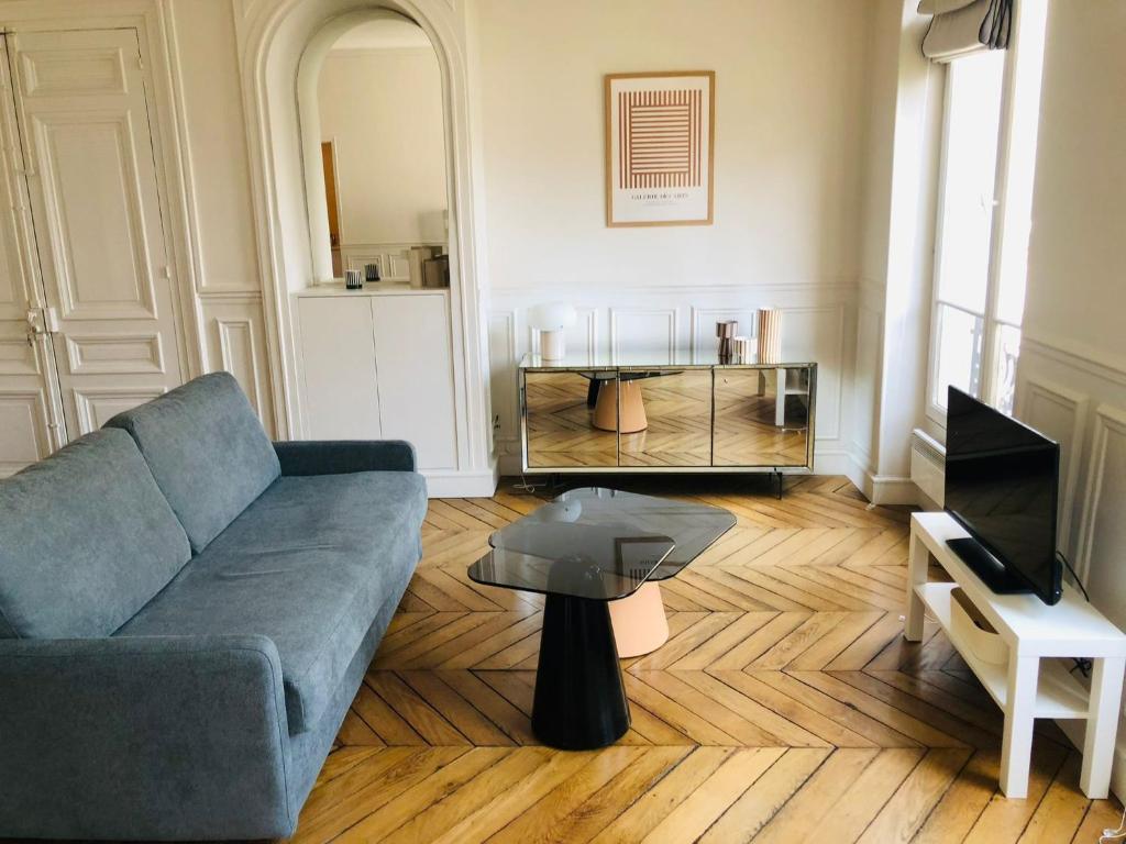 A Chic Retreat in Central Paris - 3
