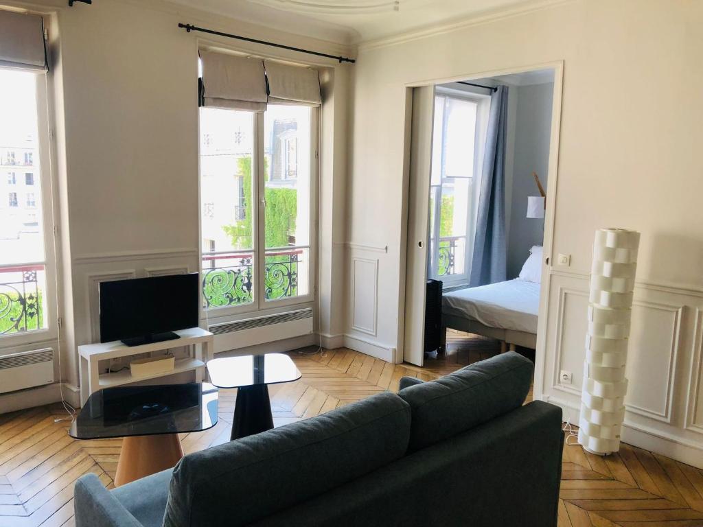 A Chic Retreat in Central Paris - 4