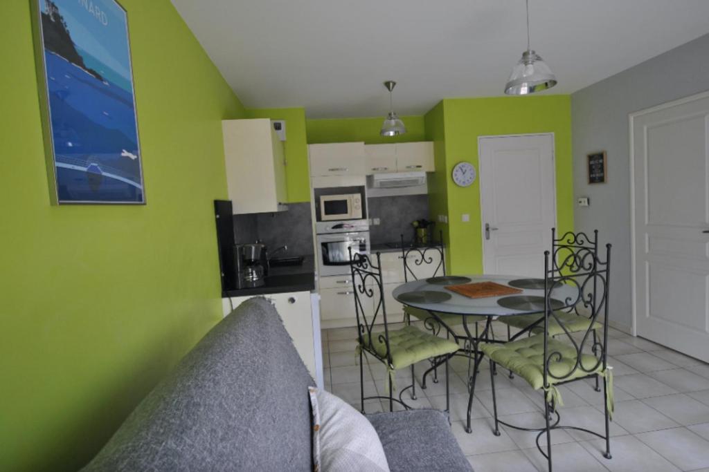 Apartment 10 minutes from the beach - balcony - 2