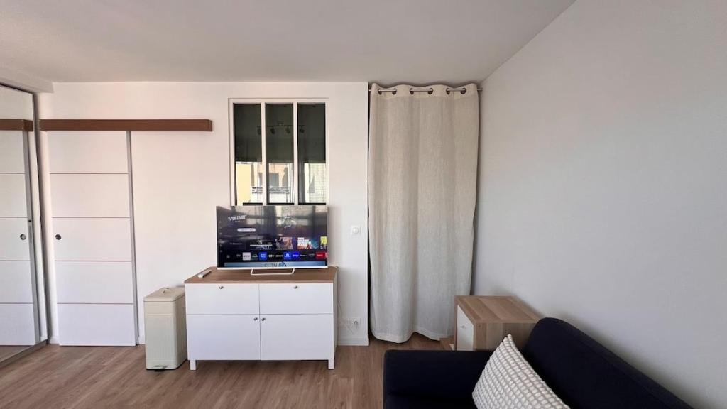 Fully renovated studio, terrace, parking, beach 3 min walk - 2
