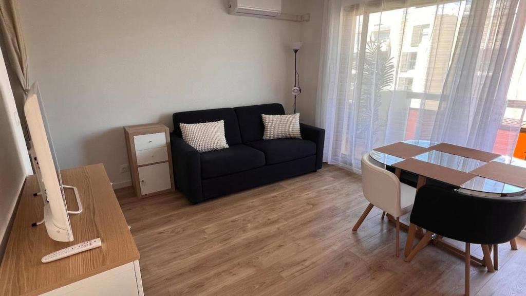 Fully renovated studio, terrace, parking, beach 3 min walk - 5