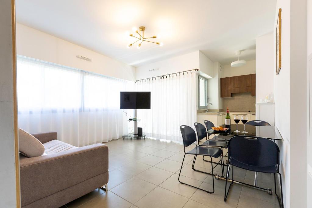 Juan-les-Pins 2-room apartment - 1
