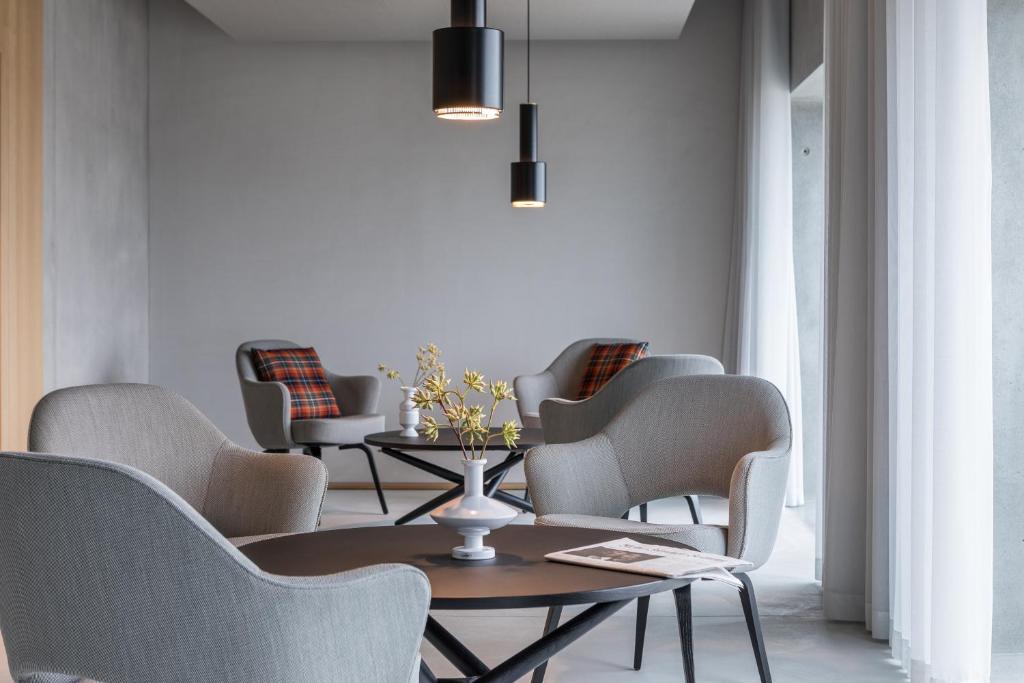 Shared lounge/TV area