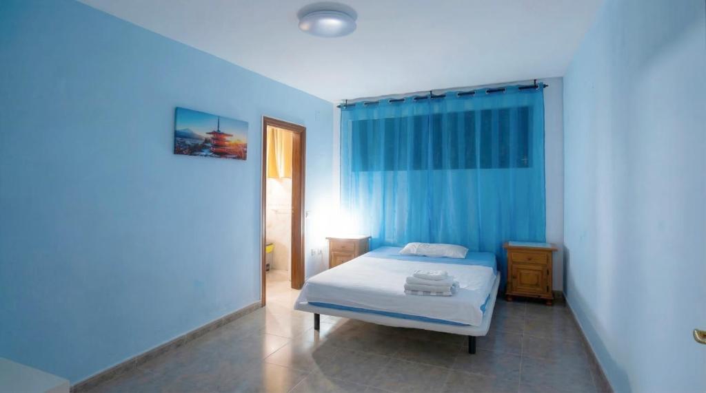 Los Cristianos Big Room with property bathroom in shared apartment - 4