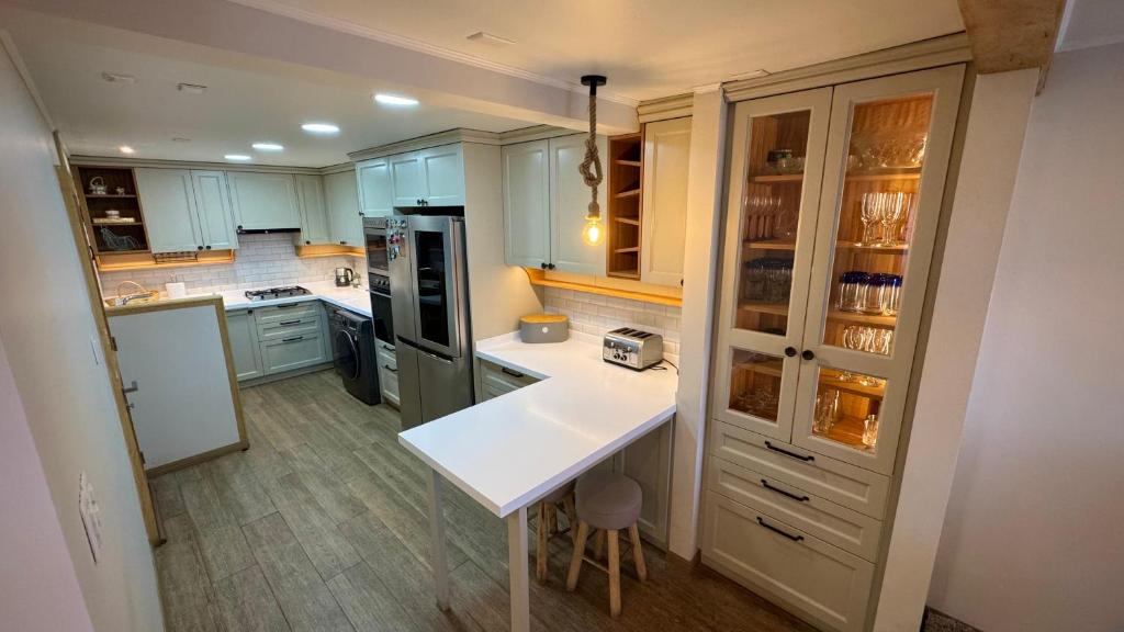 Renovated 4-Bedroom House 300m from the Beach - 3