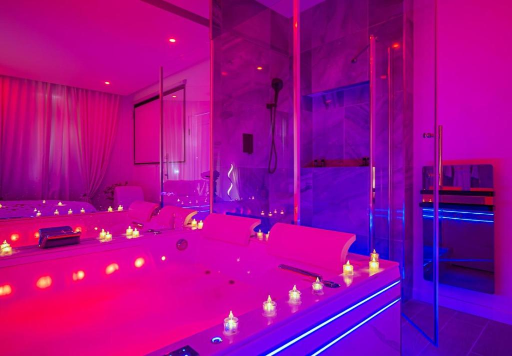 24h du Mans, Jacuzzi Privatif, Lit XXL, Sofa Tantra, Jardin - 3
