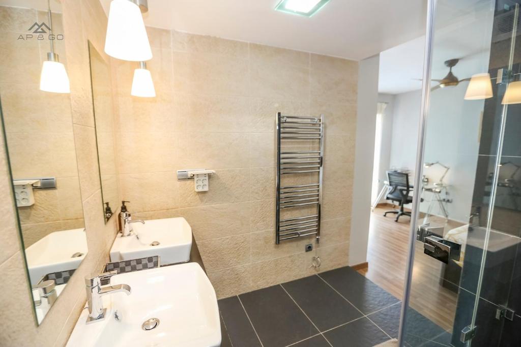Stunning 2BR Apartment with Panoramic Sea Views - 3