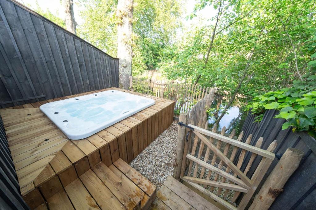 Bright house with spa and lake access - 1