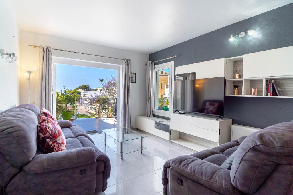 Tropicana 6C - Apartment with Sea Views, Large Terrace and BBQ - 4