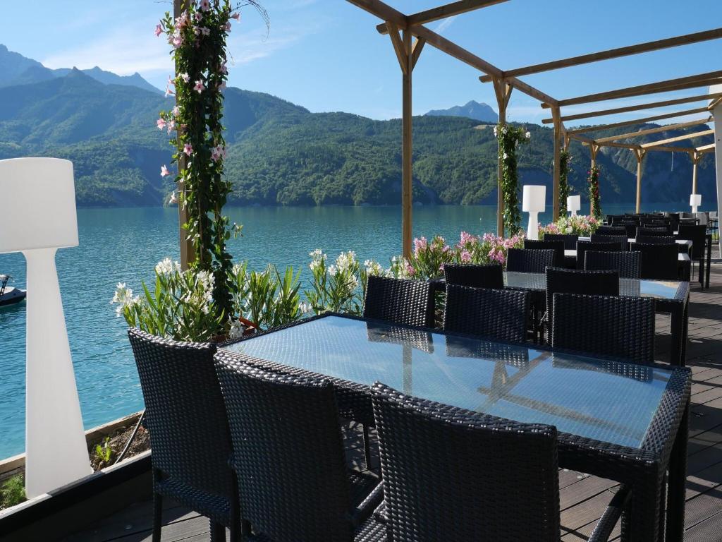 Mobile homes for 4 people with lake view in Residence L'Ecrin du Lac, Chorges - 5