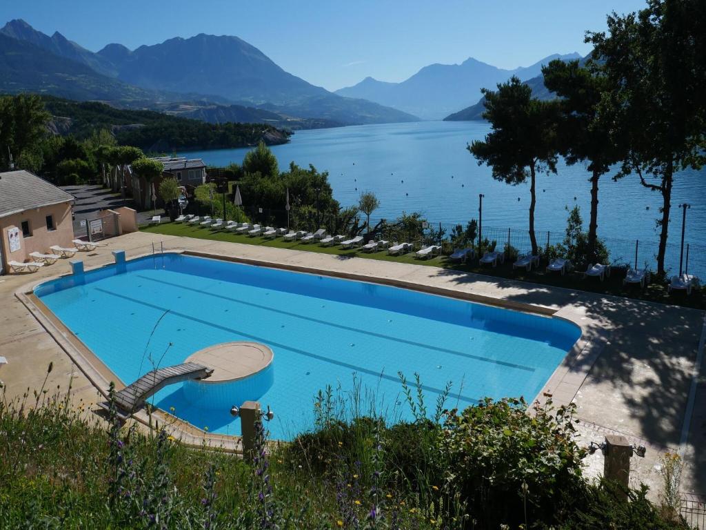 Mobile homes for 4 people with lake view in Residence L'Ecrin du Lac, Chorges - 2