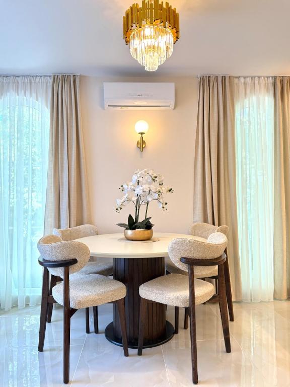 Brand new Vanilla suite with free parking - 1