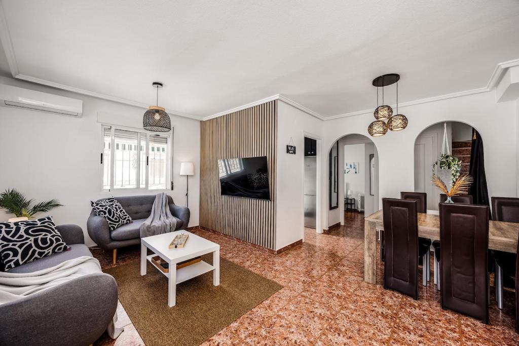Sunny 3-Bedroom House with Pool and Rooftop Terrace - 1