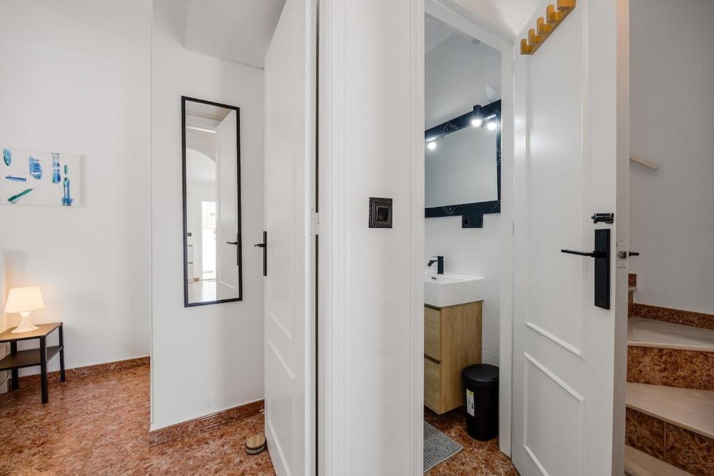 Sunny 3-Bedroom House with Pool and Rooftop Terrace - 3