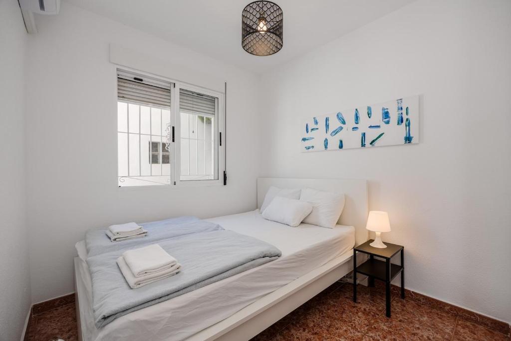 Sunny 3-Bedroom House with Pool and Rooftop Terrace - 4