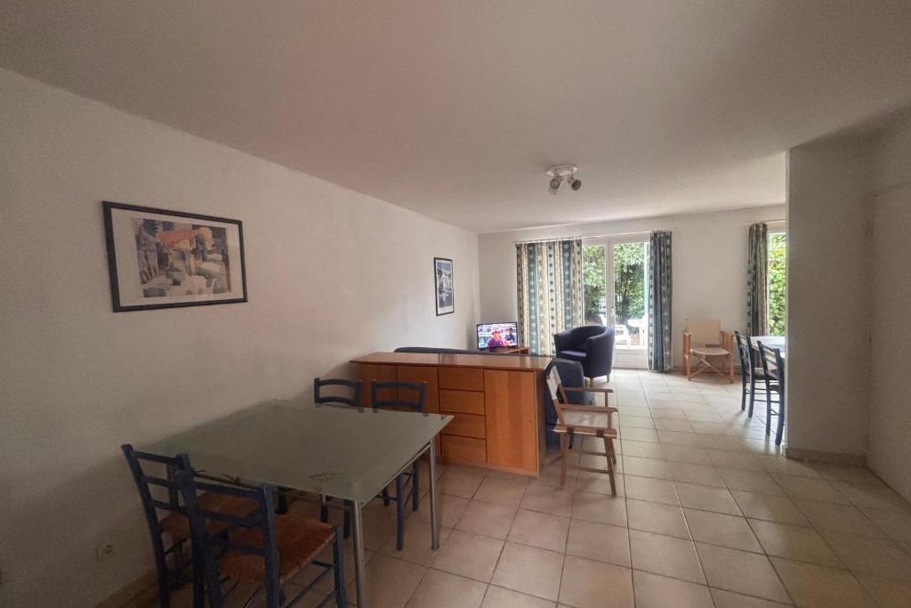 Bright house with terrace and garden in Fréjus - 3