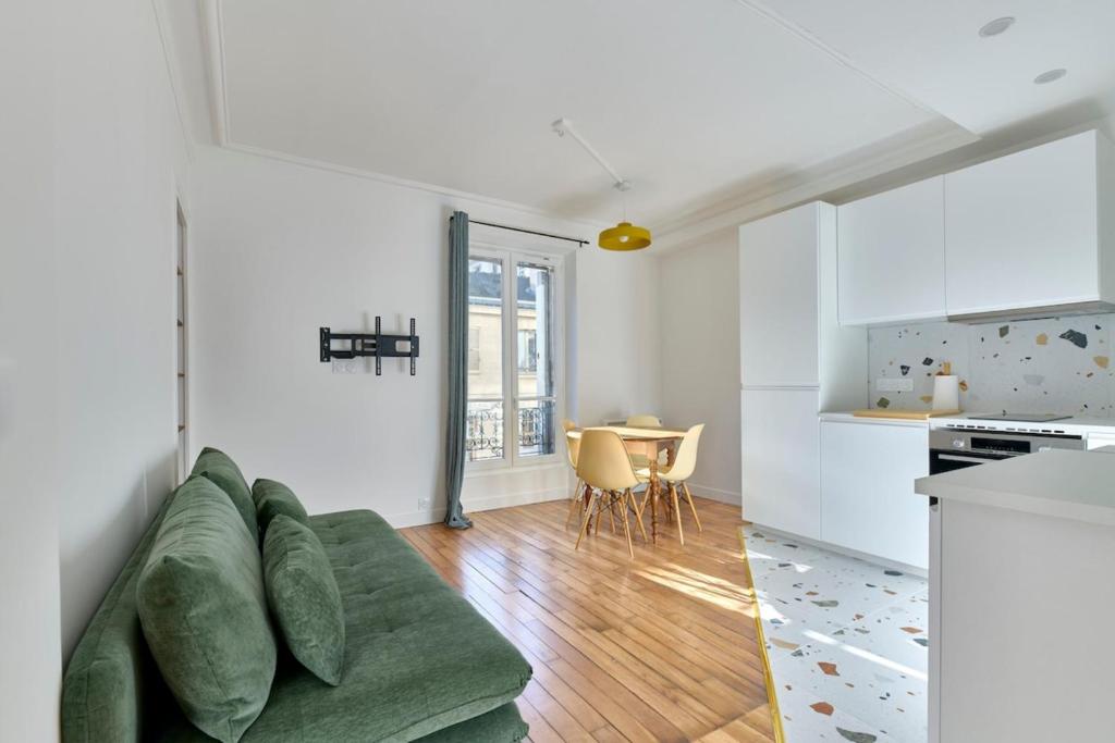Marx Dormoy 18e Studio moderne & lumineux géré par Mey Agency - 4
