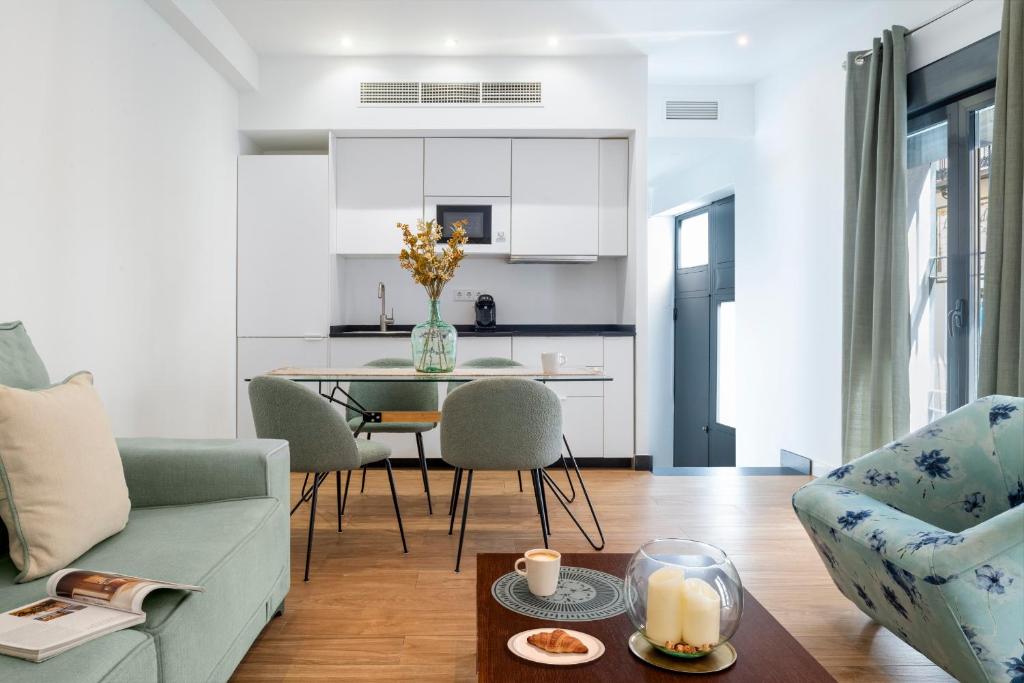 Spacious duplex – 2 Private Bathrooms - Workspace - 3