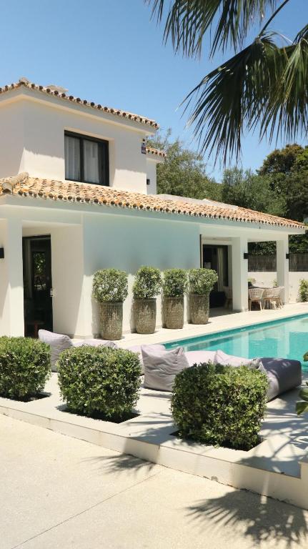 Marbella Bliss - Serenity 4-Bedroom VILLA with Exclisive HEATED Private POOL & Jacuzzi, Tropical Garden, Marbesa - Steps from the Cabopino Beach - 2