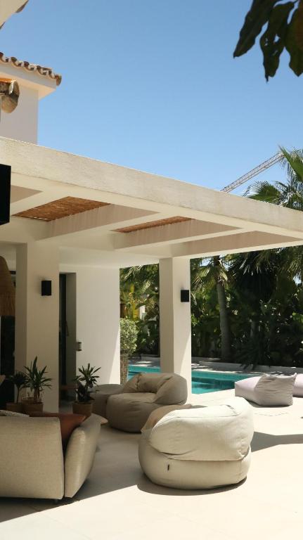 Marbella Bliss - Serenity 4-Bedroom VILLA with Exclisive HEATED Private POOL & Jacuzzi, Tropical Garden, Marbesa - Steps from the Cabopino Beach - 5