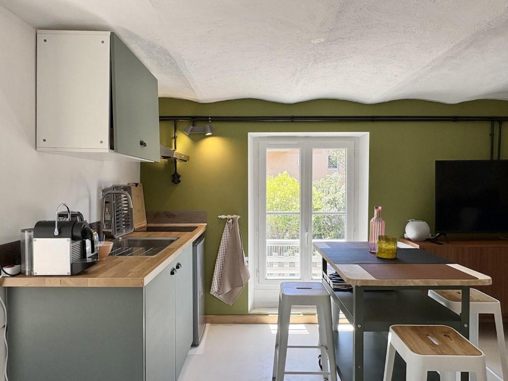 Charmant studio rénové sur la roche, terrasse, proche plages, parking public à proximité - 5