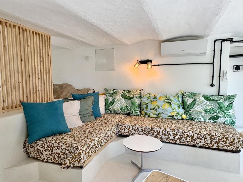 Charmant studio rénové sur la roche, terrasse, proche plages, parking public à proximité - 3