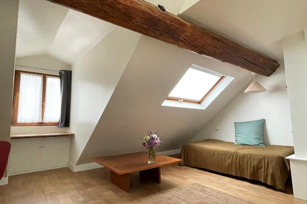 Marais 4e Appartement sous les toits avec mezzanine par Mey Agency - 1