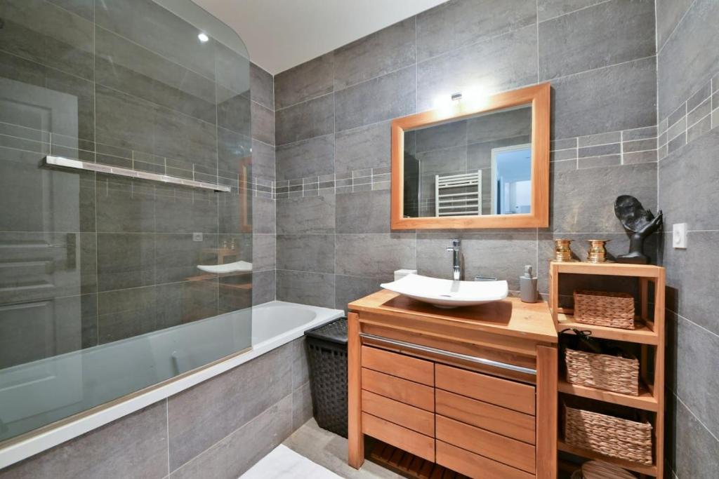 Lovely 1BR with Seine View Near Eiffel Tower - 2