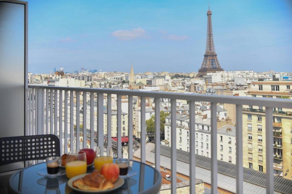 Eiffel Tower Magical View Fabulous 1 BR - 1