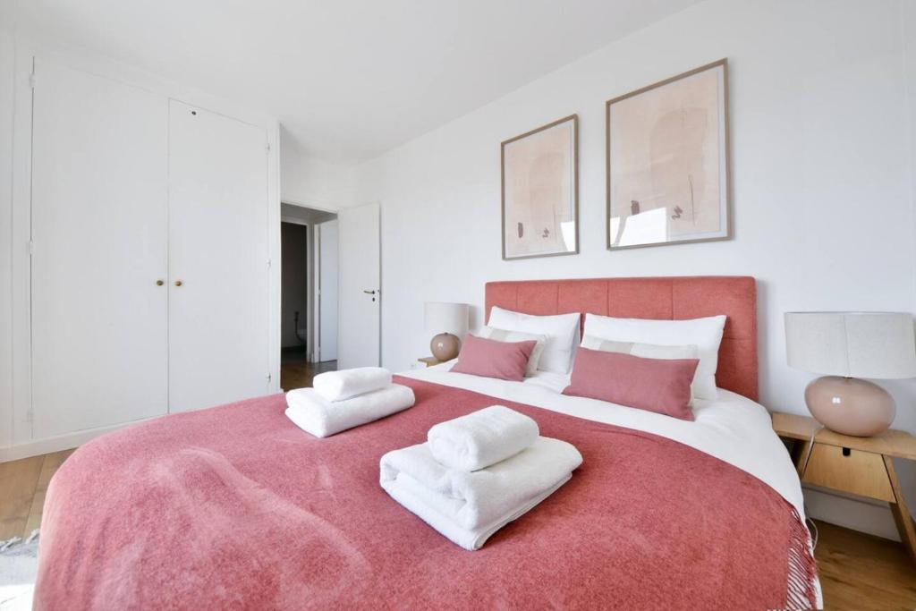 Eiffel Tower Magical View Fabulous 1 BR - 2