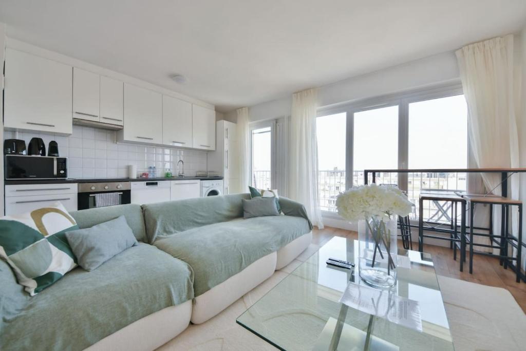 Eiffel Tower Magical View Fabulous 1 BR - 3