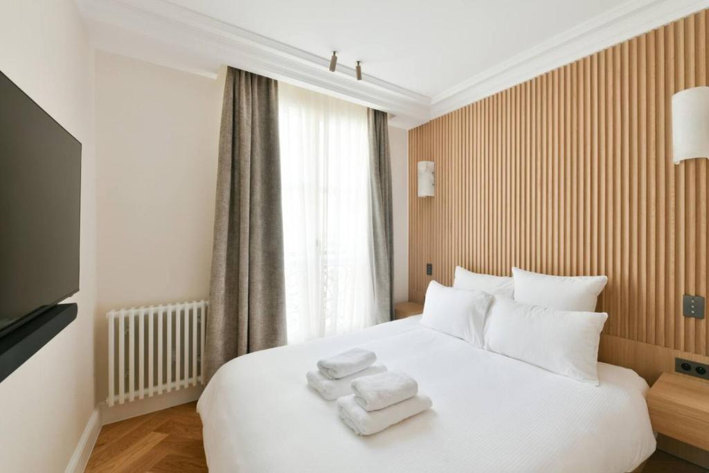 Luxury Modern 2BR AC Marais Metro Steps Away - 2