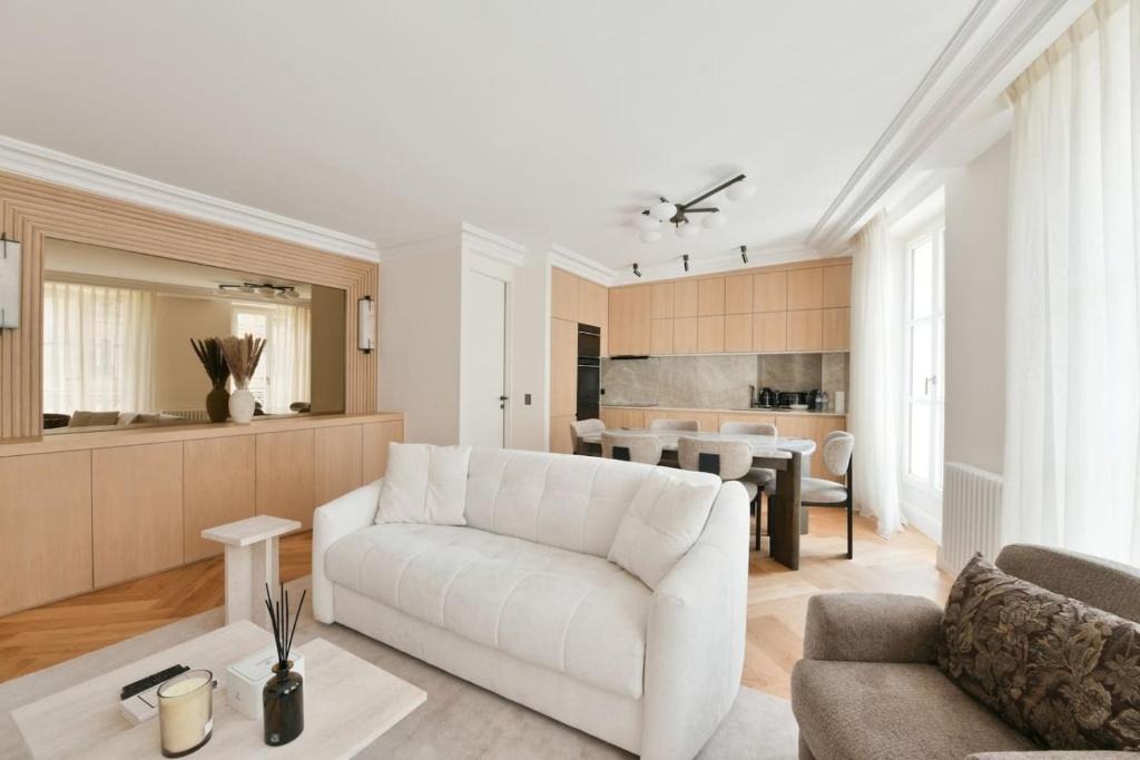 Luxury Modern 2BR AC Marais Metro Steps Away - 3