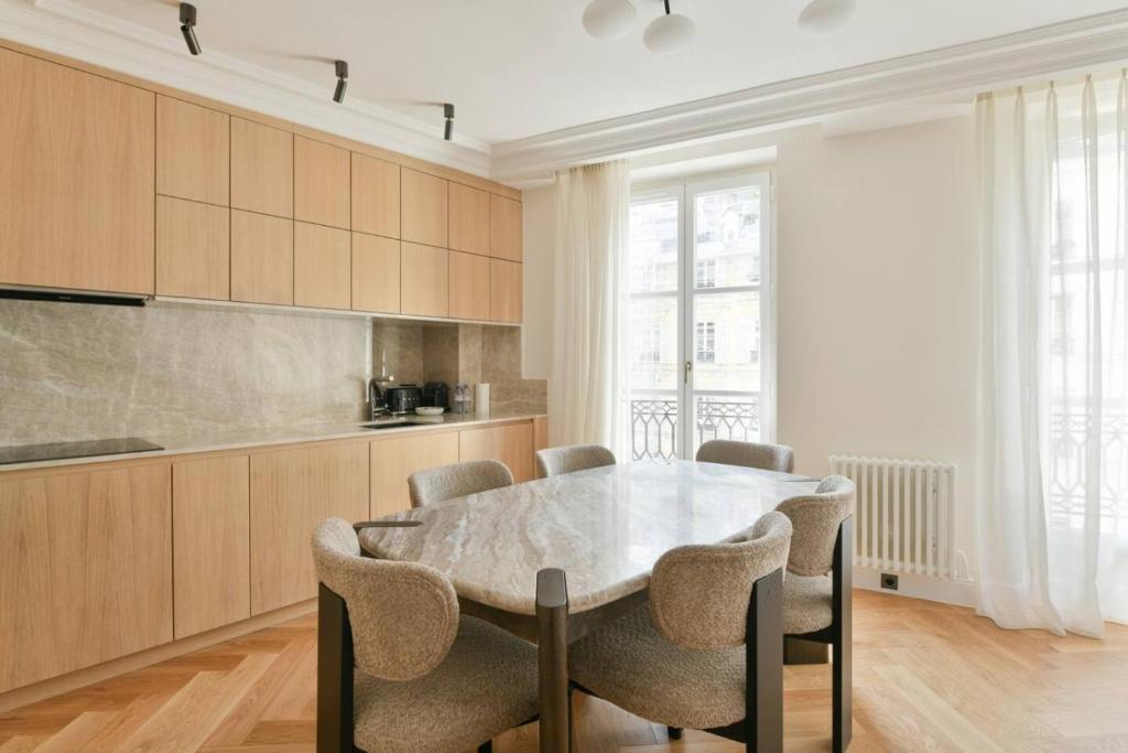 Luxury Modern 2BR AC Marais Metro Steps Away - 5
