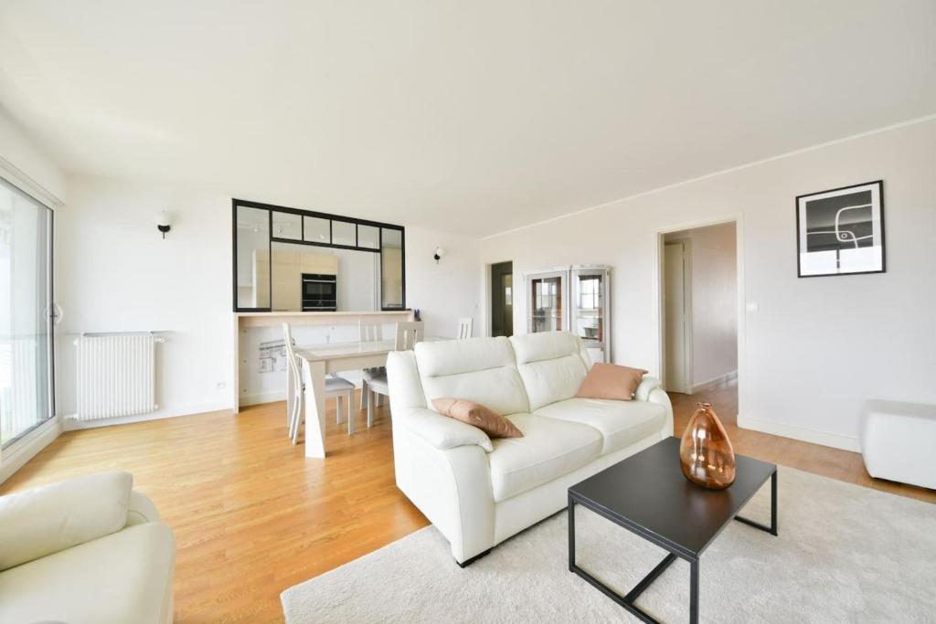 Spacious 2BR Apartment with Eiffel Tower View & Balcony - 5