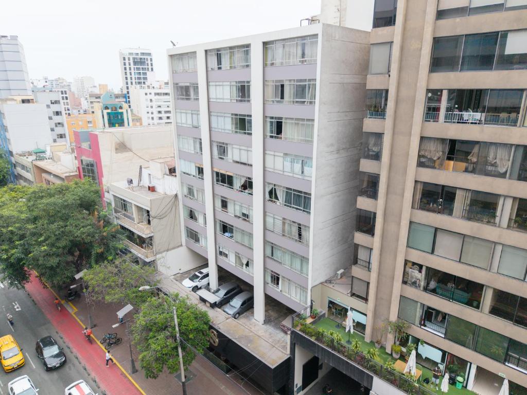 Walk to Larcomar Modern apartment on Av Larco - 3