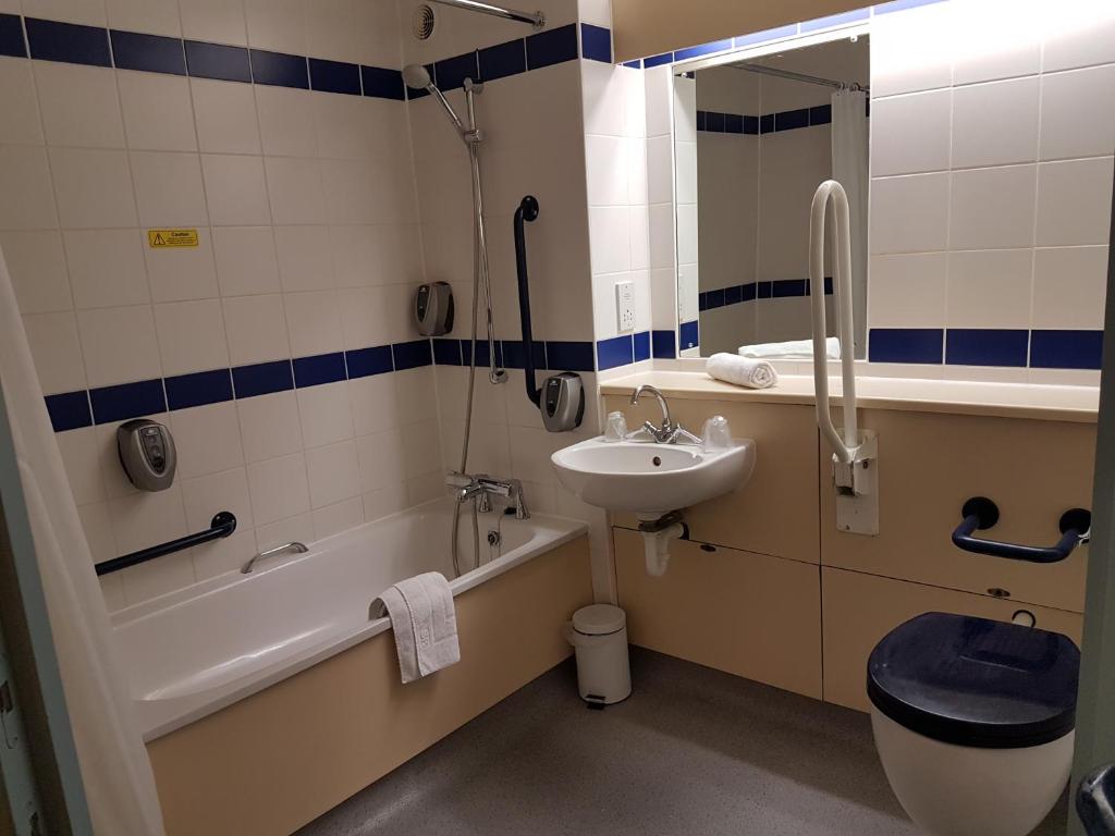 Days Inn by Wyndham Sutton Scotney North photo