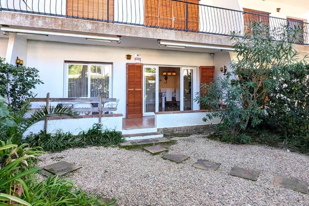 Bajo con Jardin cerca de la Playa by Host&Joy - 1
