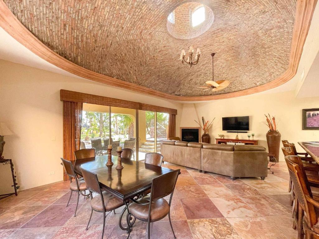 3BR Sandy Beach Villa Pools & Beach Access - 2