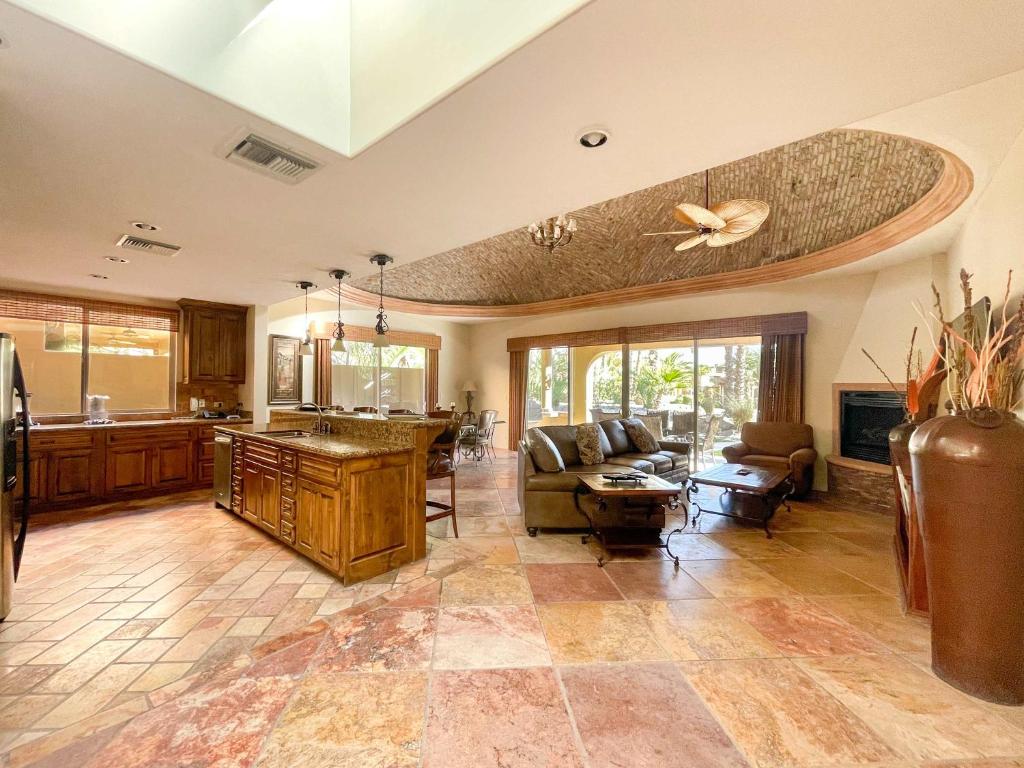 3BR Sandy Beach Villa Pools & Beach Access - 3