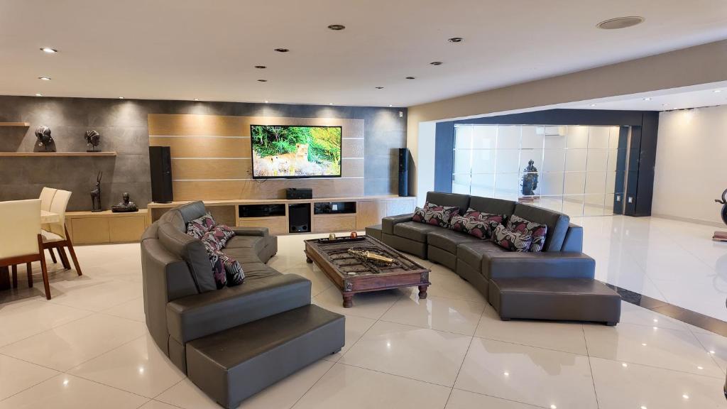 Luxurious House in Guadalajara Near Estadio Akron, Expo GDL - 2