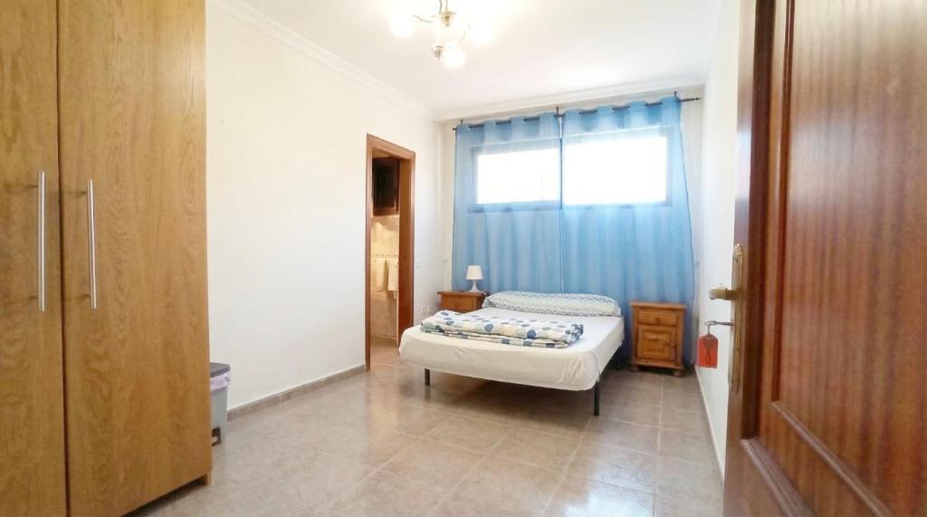 Los Cristianos Big Room with property bathroom in shared apartment - 1
